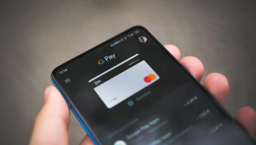 Smartphone zeigt Google Pay App mit Kreditkarte für kontaktloses Bezahlen bei ICF Augsburg.
