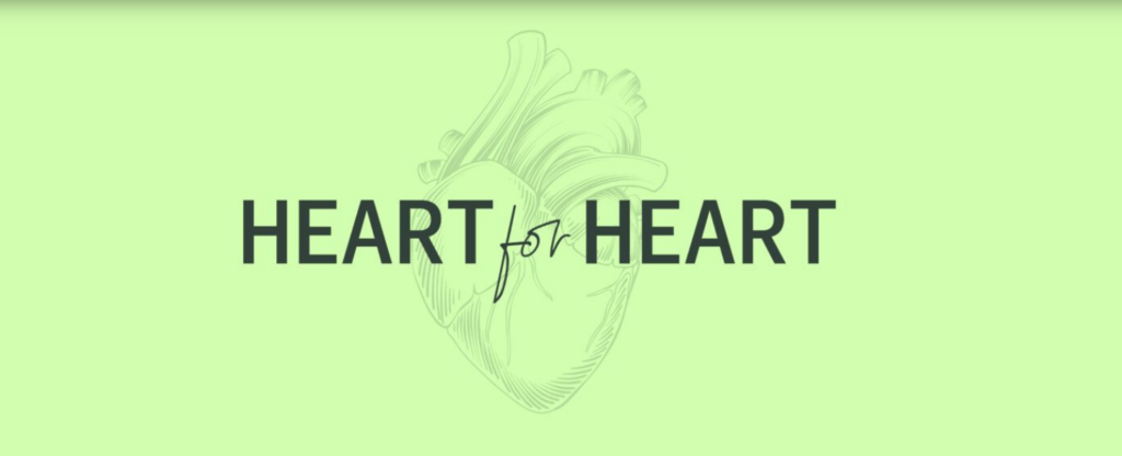Ein grafisches Herz mit der Aufschrift "HEART for HEART" auf hellgrünem Hintergrund.