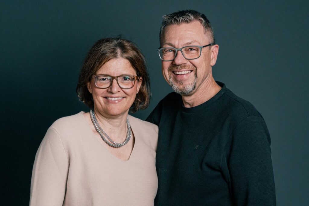 Zwei freundliche Menschen, eine Frau und ein Mann, lächeln in die Kamera, symbolisieren Gemeinschaft und Glauben bei ICF Balingen.