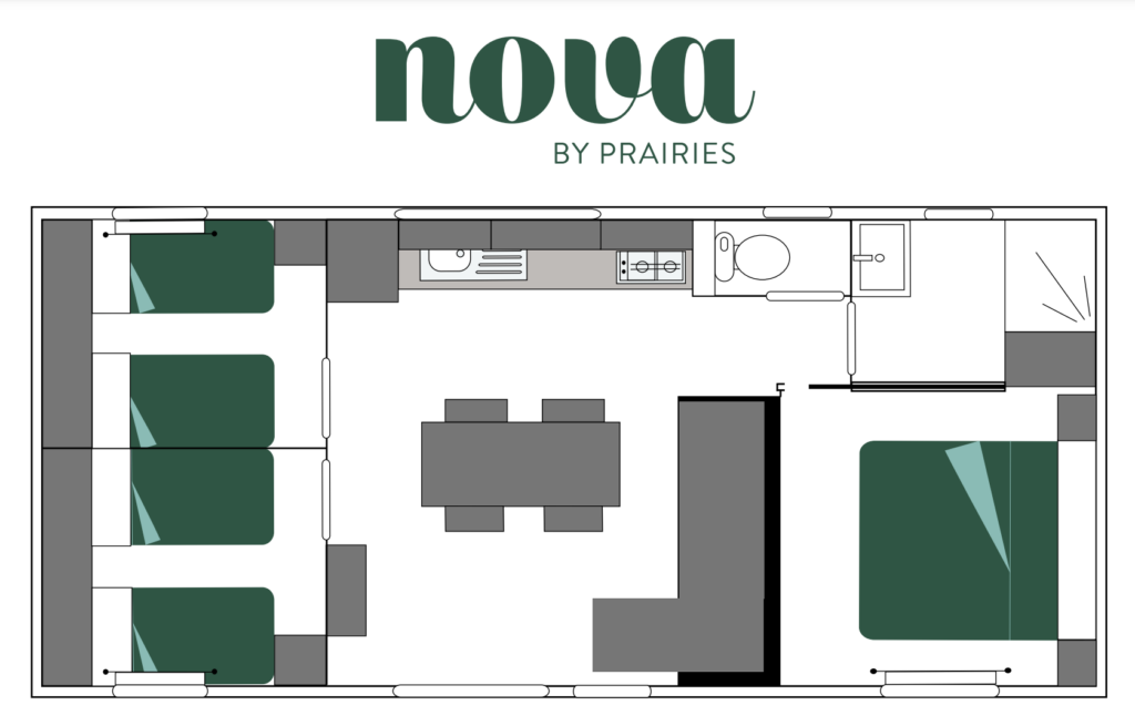 Innenansicht eines Tiny House mit Schlafbereich, Küche und Gemeinschaftsraum beim Herbstcamp, ideal für nachhaltiges und minimalistisches Wohnen.