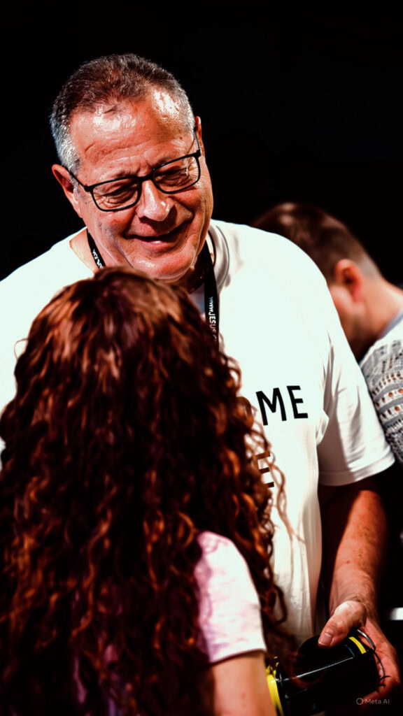 Freundliches Treffen bei der ICF Basel-Land mit Pastor und Gemeindemitgliedern, die sich austauschen und Gemeinschaft erleben.