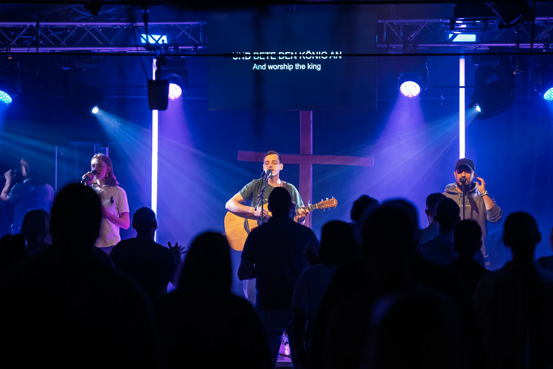 Live-Gottesdienst mit Musik und Gebet bei ICF Basel-Land, moderne Kirche, junge Gemeinde, christliche Anbetung, Gemeinschaft, christliche Veranstaltung, Worship, Glaube, christliche Musik.