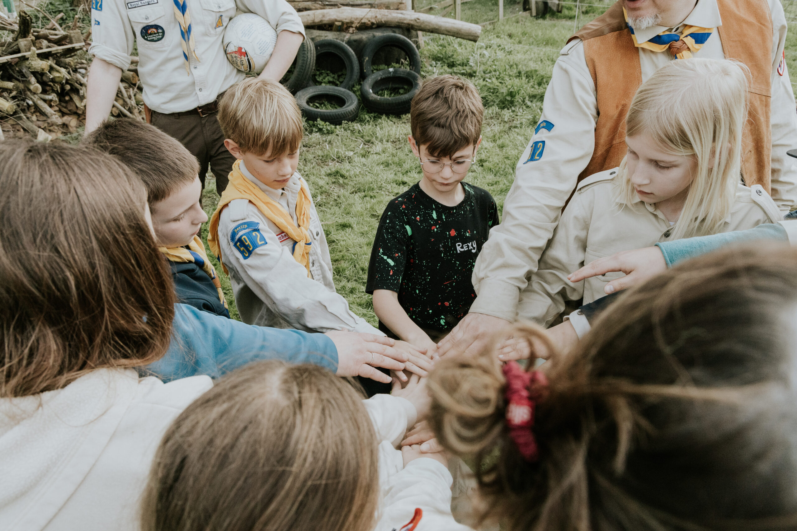 Kinder und Jugendliche bei einer Gruppenaktivität im Freien, die Gemeinschaft und Teamarbeit fördert, bei einem Event der ICF Kirche Berlin.