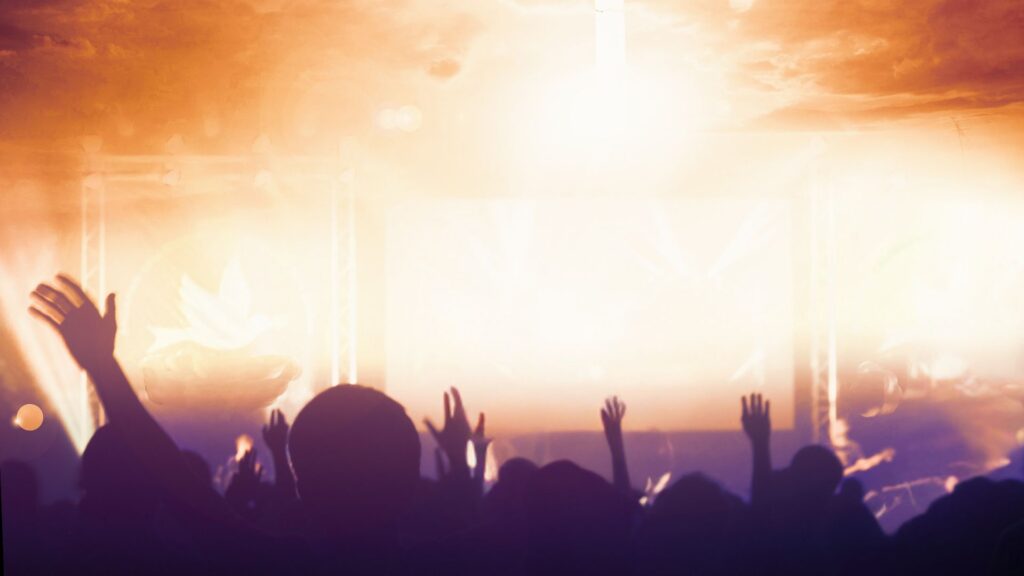Begeisterte Menschen beim Gottesdienst im ICF Bern, Gemeinschaftsveranstaltung, Worship, kreative Atmosphäre, Glauben stärken.