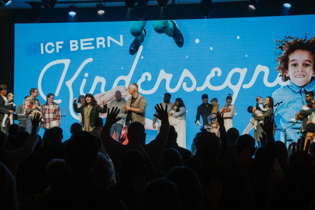 Kinderprogramm, Gottesdienst, Gemeinschaft, Kinderbetreuung, kirchliche Veranstaltung.