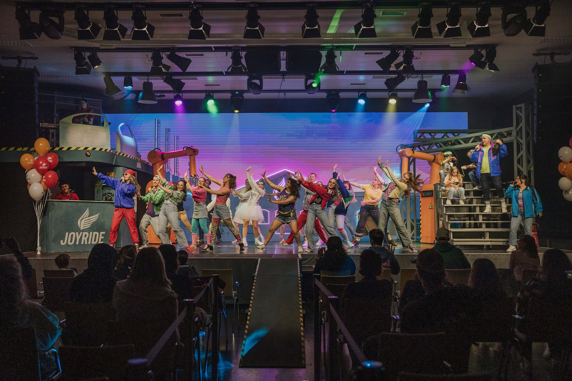 Jugendliche Performing Bühnenstück bei ICF Bern mit Tanz und kreativer Darstellung, Gemeinschaftsgefühl und lebendige Kulturaktivitäten in der Kirche.