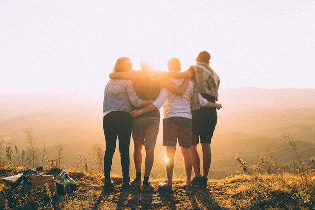 Familie betet zusammen bei Sonnenuntergang, christliche Gemeinschaft, Glaube, Spiritualität, Zusammenhalt, Kirche, christliches Leben, Inspiration, Gebet, Zusammenkunft, Inklusive Kirche, Glaubensgemeinschaft, christliche Werte.