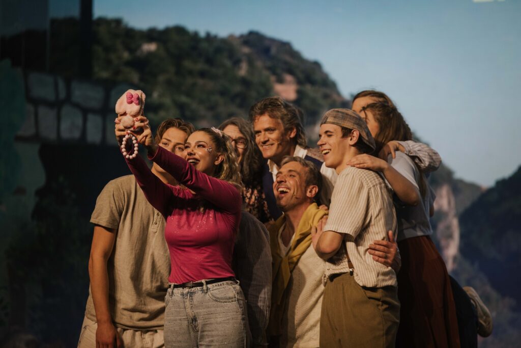 Menschen fotografieren sich beim Blick auf eine Berglandschaft.