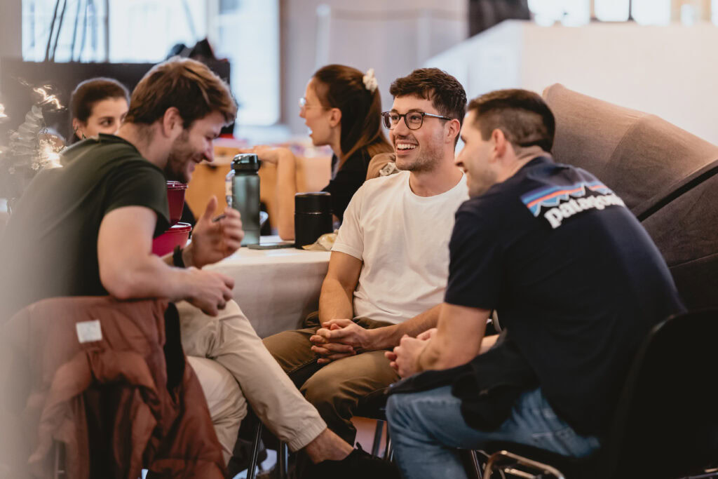 Menschen im Gespräch beim ICF Treffen in Brugg, lebendige Gemeinschaft und christliches Miteinander in einem modernen kirchlichen Umfeld.
