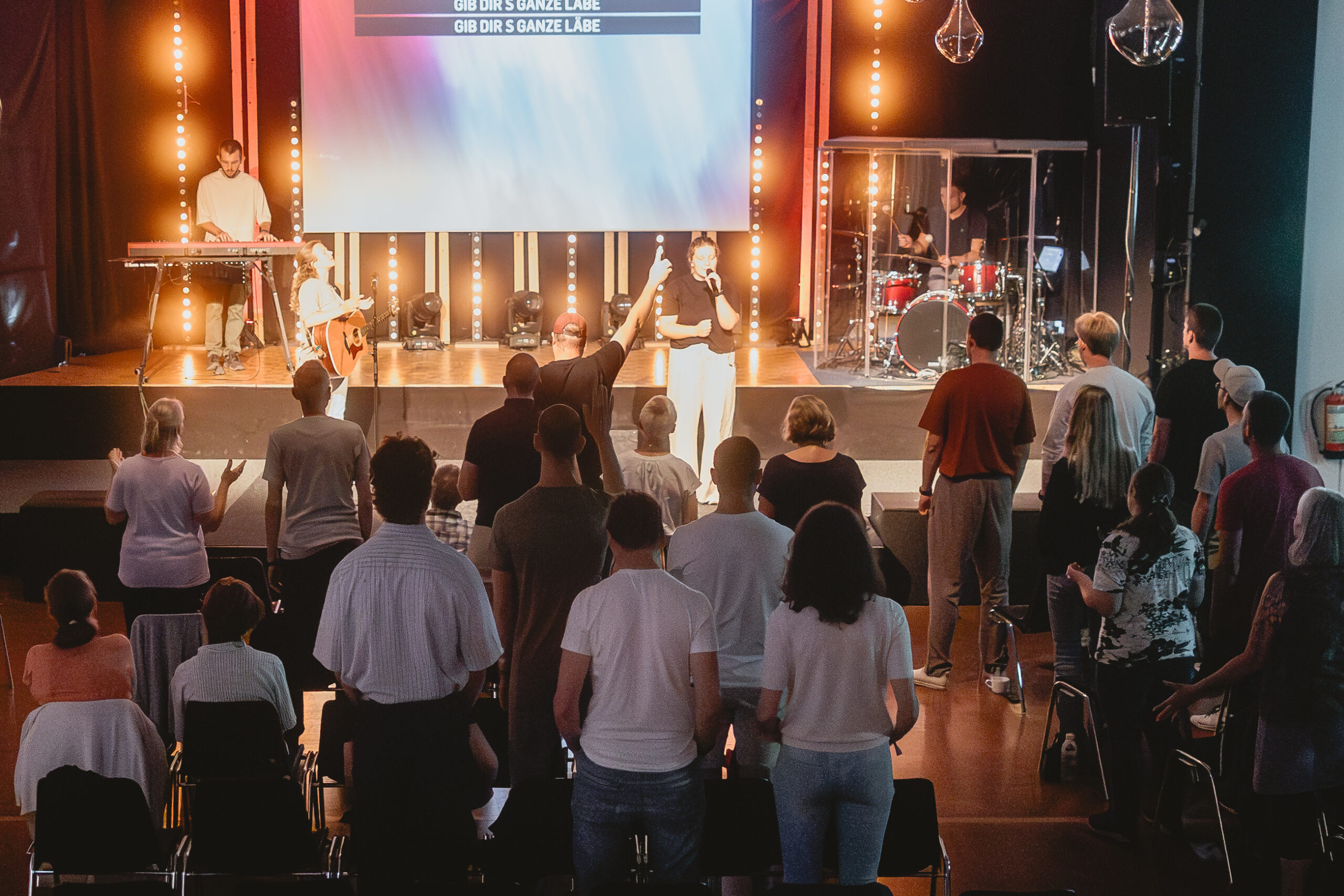 Gebets- und Anbetungsgeist bei ICF XY in Brugg, dynamische Gemeinschaft, moderne Kirchenmusik, inspirierende Predigten, lebendige Christen, gemeinsames Gebet und Worship in der Kirche.