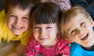 Aufgeweckte Kinder bei der ICF in Brugg, die Gemeinschaft und Glauben erleben. Perfekt für Familien, Jugendgruppen und Kinderveranstaltungen in der region.