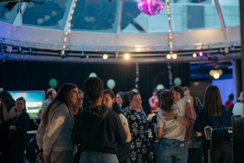 Menschen versammeln sich bei einem modernen Gottesdienst in der ICF Zürich Kirche, um gemeinsam Glauben zu feiern und Gemeinschaft zu erleben.