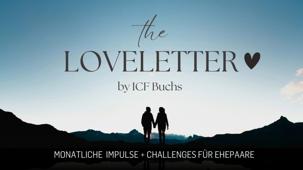 Silhouetten eines Paares bei Sonnenuntergang mit Bergen im Hintergrund, symbolisiert Liebe und Partnerschaft, für ICF Buchs' monatliche Ehe-Impulse.
