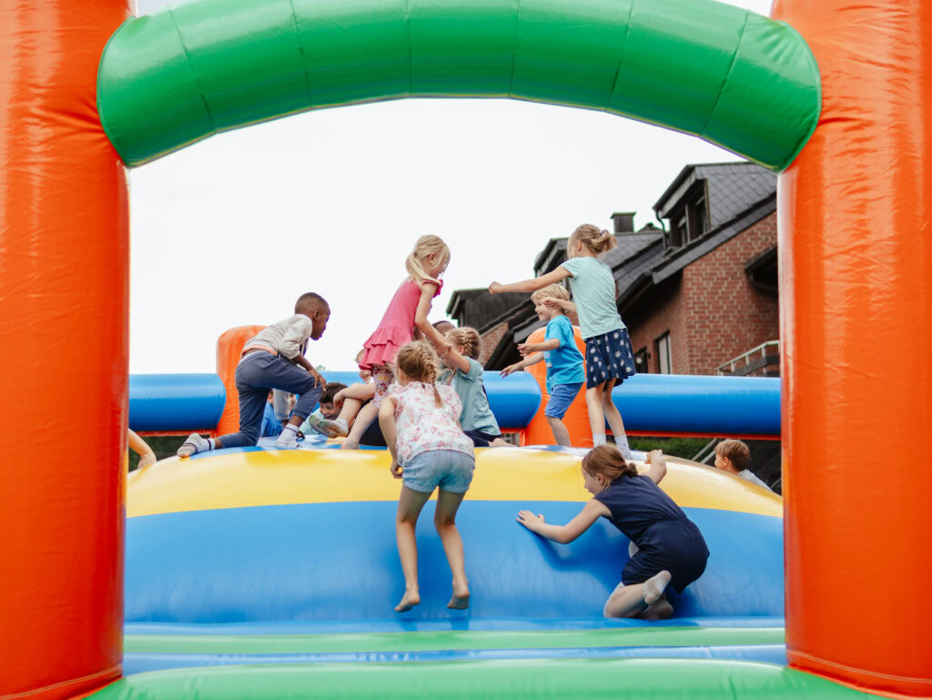 Fröhliche Kinder beim Spielen im bunten Hüpfburg bei ICF Essen, einer lebendigen christlichen Gemeinde in Essen, bietet kreative Aktivitäten für Familien und Kinder.