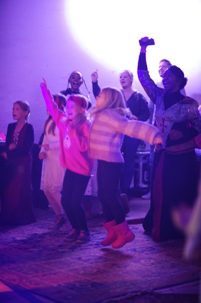 Kinder und Jugendliche genießen Gemeinschaft, Musik und biblische Botschaften in einer inspirierenden Atmosphäre bei ICF Essen.