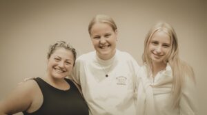 Fröhliche Frauen bei ICF Gemeinschaftsveranstaltung in Essen, Online-Gemeinde, Jesus-Glauben, junge Christen, Gemeinschaftsgeist, Inspiration, christliche Veranstaltungen.