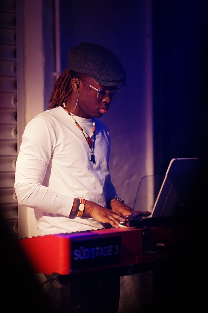 Musiker spielt Keyboard bei ICF Essen, moderne Kirche mit Live-Musik, junge Musiker, kreative Atmosphäre, christliche Gemeinschaft, Worship, Konzert, Event, religiöse Veranstaltung.