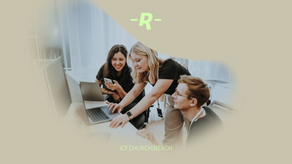 Junge Menschen bei einer Gemeinschaftsstudie im ICF Essen, die gemeinsam an einem Laptop arbeiten und sich austauschen.