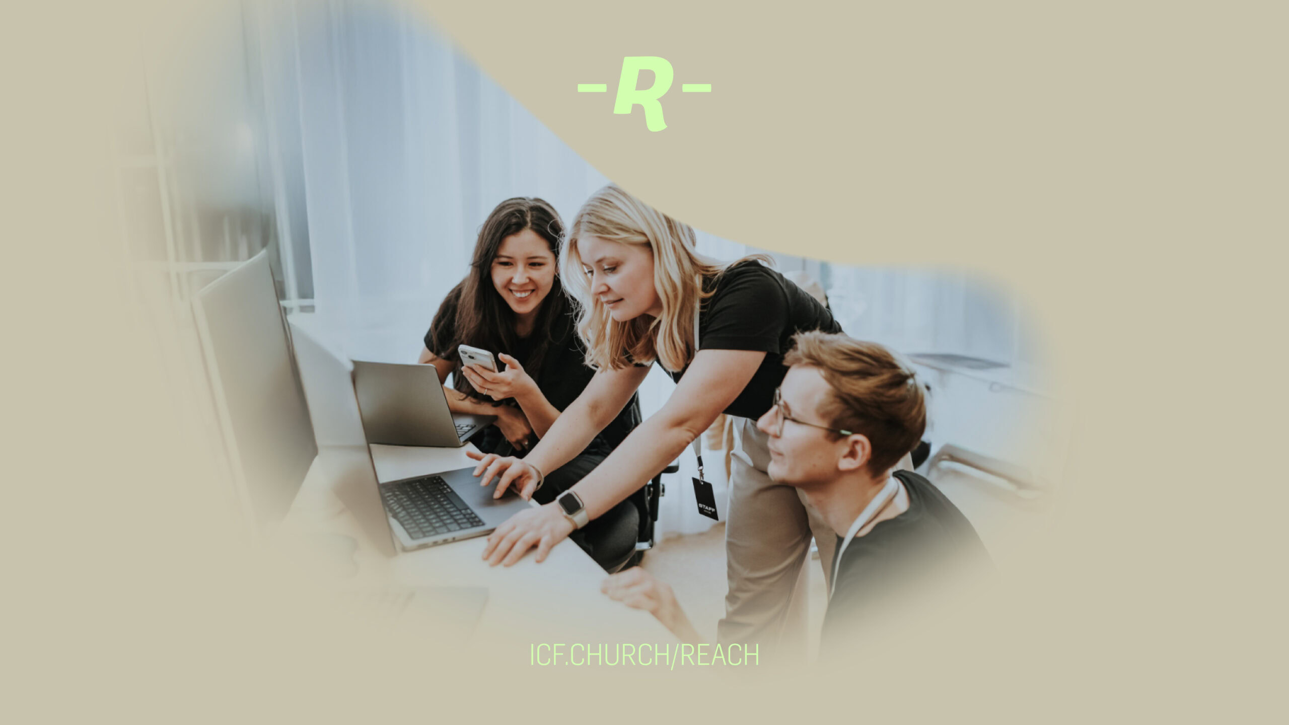 Junge Menschen bei einer Gemeinschaftsstudie im ICF Essen, die gemeinsam an einem Laptop arbeiten und sich austauschen.