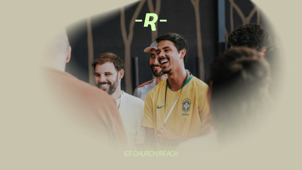 Gruppe junger Menschen, die bei ICF Essen zusammen lachen und Gemeinschaft erleben, symbolisiert die lebendige und inklusive Atmosphäre der Kirche.