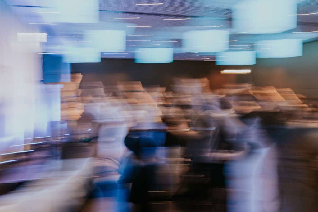 Unscharfer konferenzraum mit personen bei einer online-veranstaltung, moderne präsentation, digitale modeszene, technologie, business, präsentationen, hybride events, online-schulung, konferenz, digitale transformation.