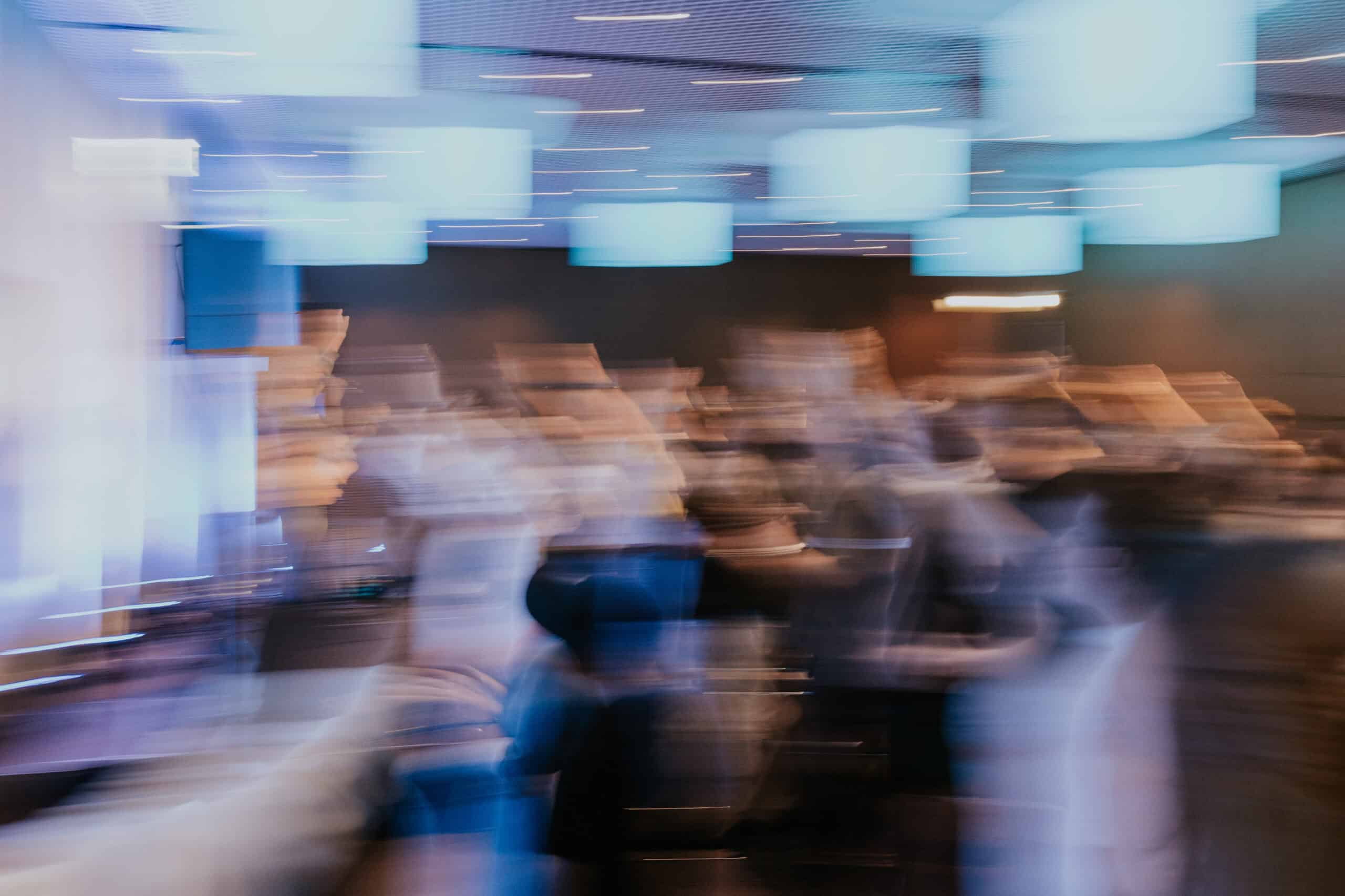 Unscharfer konferenzraum mit personen bei einer online-veranstaltung, moderne präsentation, digitale modeszene, technologie, business, präsentationen, hybride events, online-schulung, konferenz, digitale transformation.