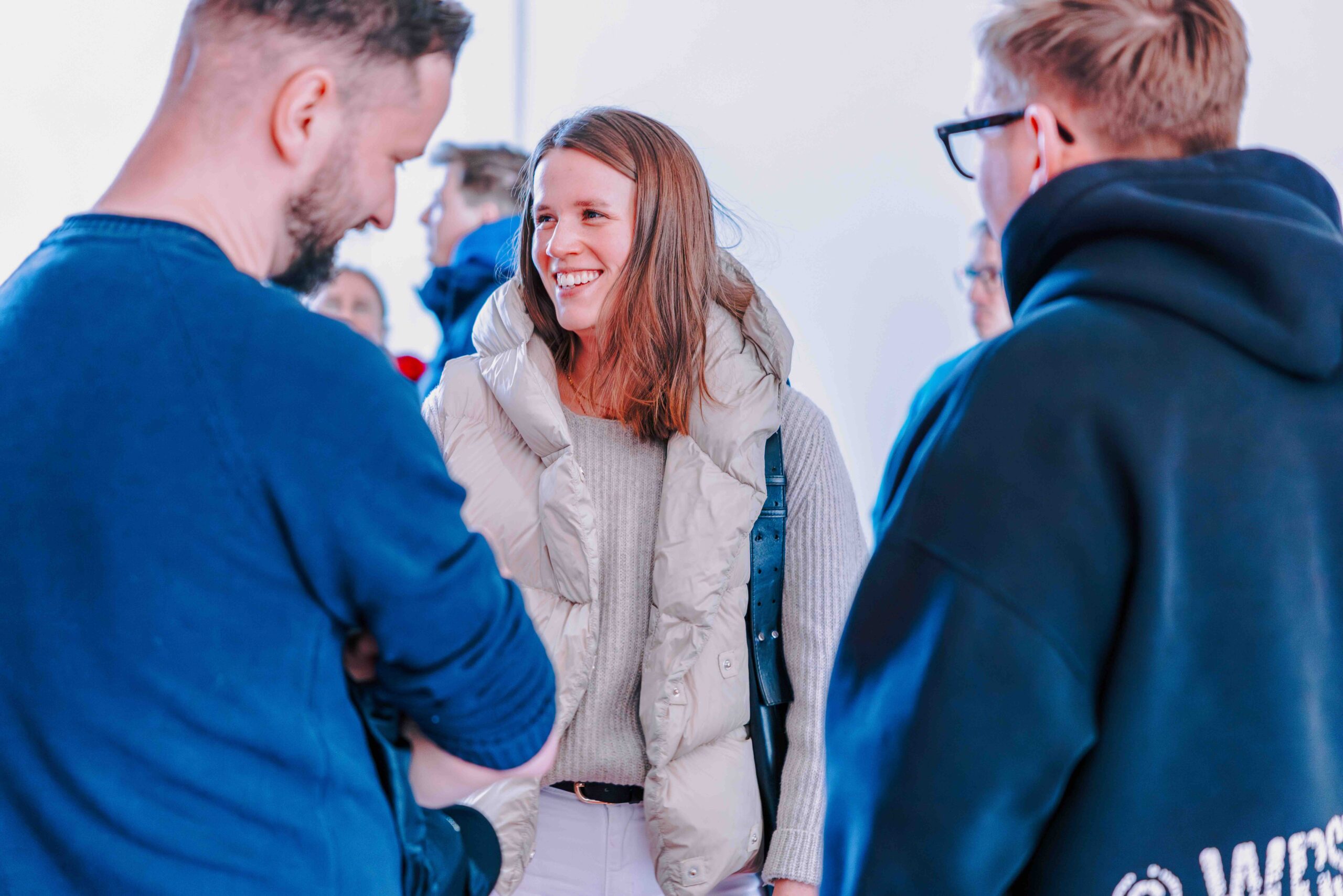 Junge Menschen im Gespräch bei einem ICF Hamburg Treffen, freundliche Atmosphäre, Gemeinschaft und Glauben im Fokus.