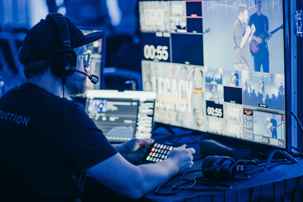 Medienproduktionsraum bei ICF Hamburg mit Technik und Team für Live-Streaming und Videoaufnahmen.