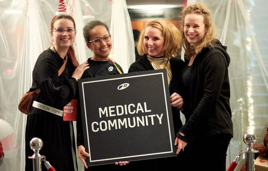 Vier Frauen halten ein Schild mit der Aufschrift "MEDICAL COMMUNITY".