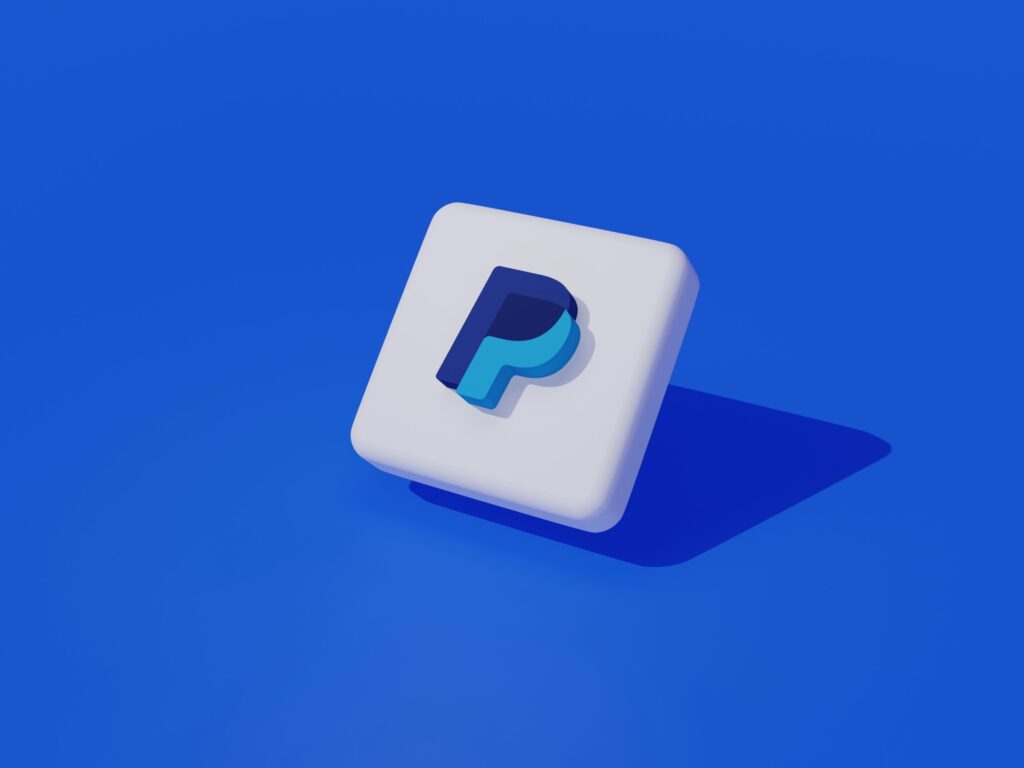 Alt: Modernes 3D PayPal Logo auf weißem Quadrat, frei schwebend auf blauem Hintergrund, symbolisiert sichere Online-Zahlungen und digitales Geldmanagement.