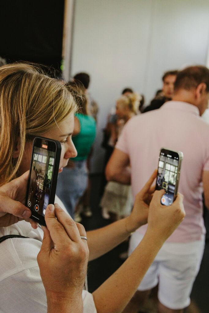 Menschen filmen und fotografieren den Gottesdienst bei ICF Herrenberg mit Smartphone.
