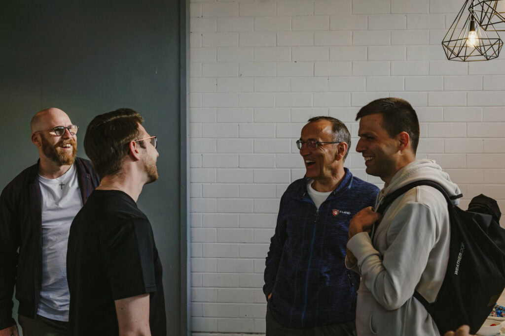 Freundliche Gemeinschaft beim Treffen im ICF Herrenberg.
