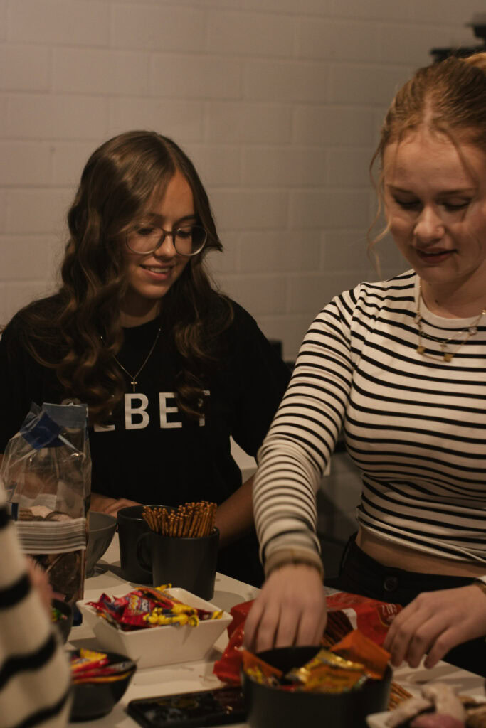 Jugendliche beim gemeinsamen Snack bei der ICF Kirche in Herrenberg, Förderung des Gemeinschaftsgefühls, moderne Kirche, junge Gemeinde, christliche Jugendveranstaltung, diversité.