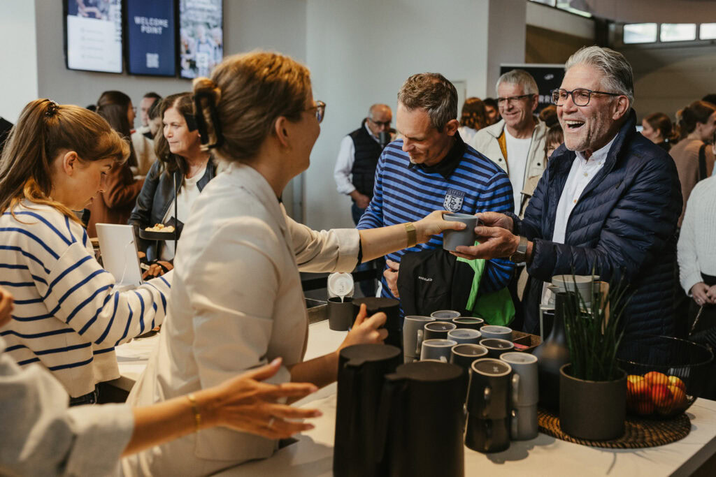 Menschen beim Kaffeetreff in der Kirche Herrenberg, Gemeinschaft und Austausch in einer freundlichen Atmosphäre.