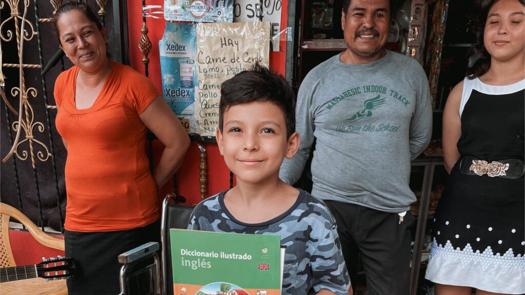 Ein junger Junge hält ein englisches Wörterbuch, umgeben von glücklichen Erwachsenen, in einem Gemeinschaftsprojekt. Die Szene zeigt Vielfalt, Lernen und Integration in Herrenberg, Deutschland.