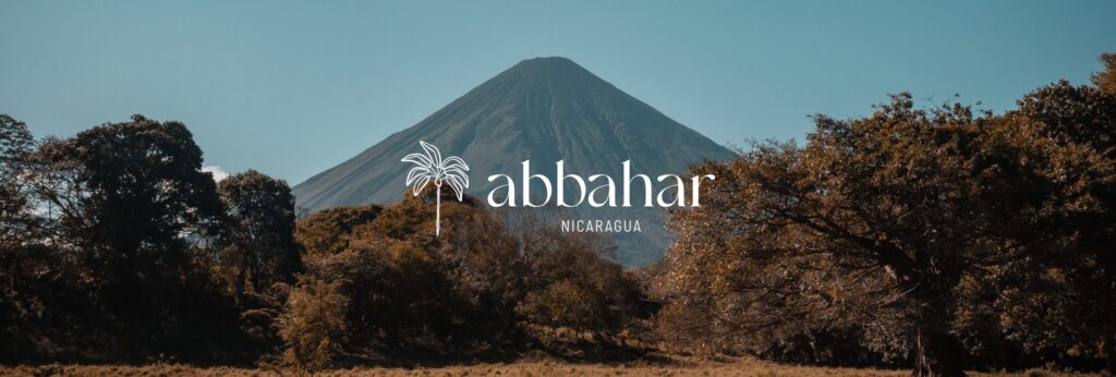 Alt Text: Aussicht auf den Herrenberg in Nicaragua mit umgebenden Bäumen, umgeben von klarer blauer Himmelslinie, ideal für Natur- und Reisebegeisterte.
