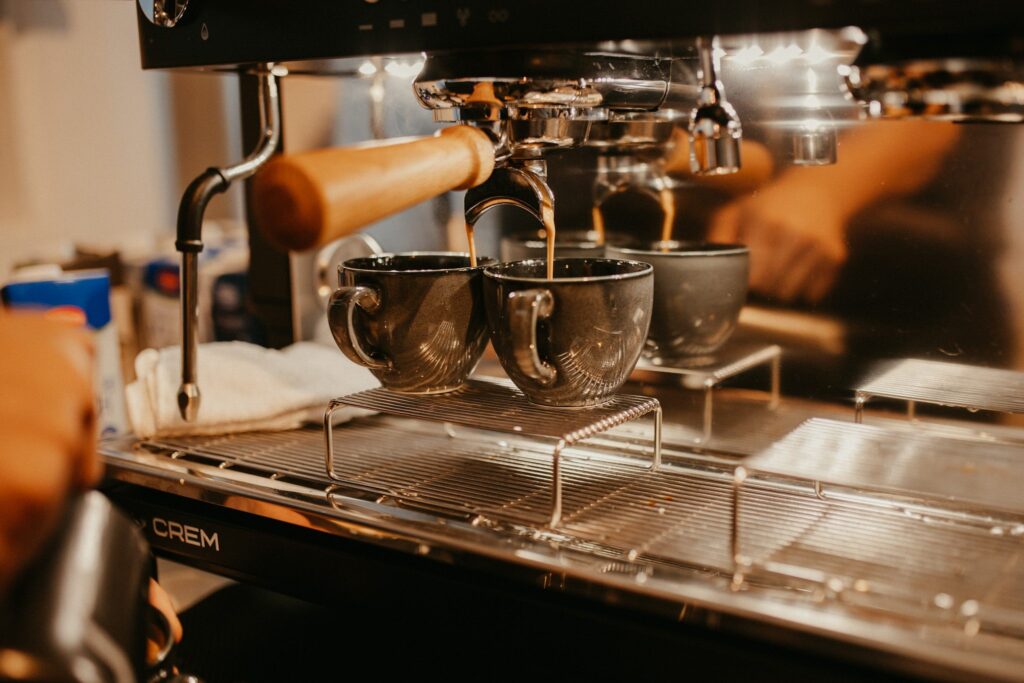 Hochwertige Kaffeezubereitung im Rahmen der Gemeinschaft bei ICF Herrenberg, eine zentrale Aktivität für Begegnung und Austausch.