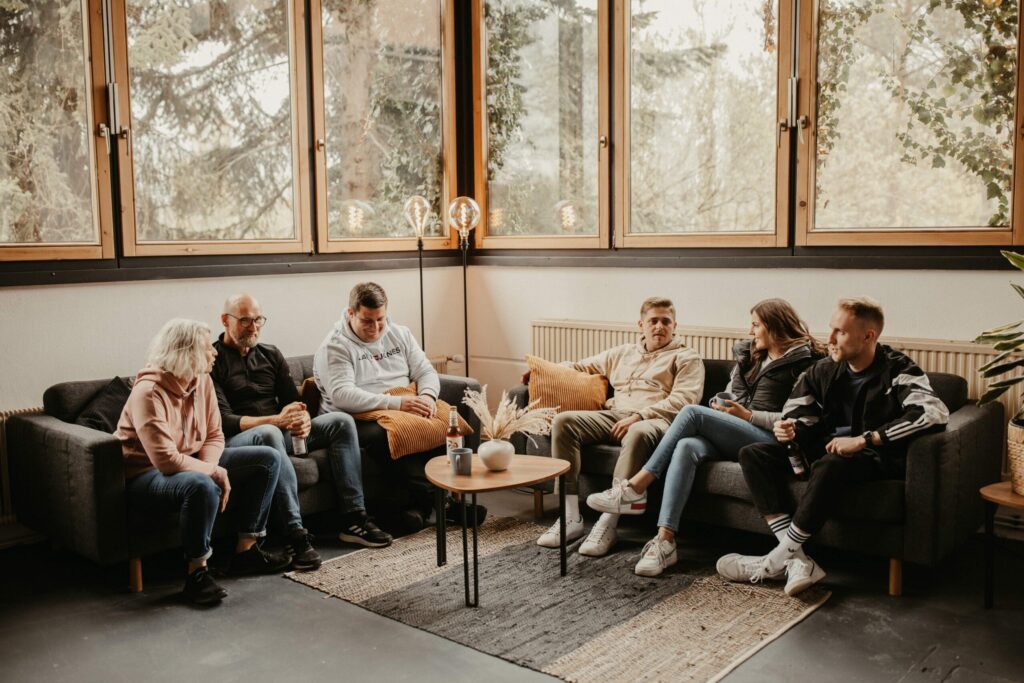 Familiäre Gruppe beim Treffen im modernen Lounge-Bereich der Kirche Herrenberg.