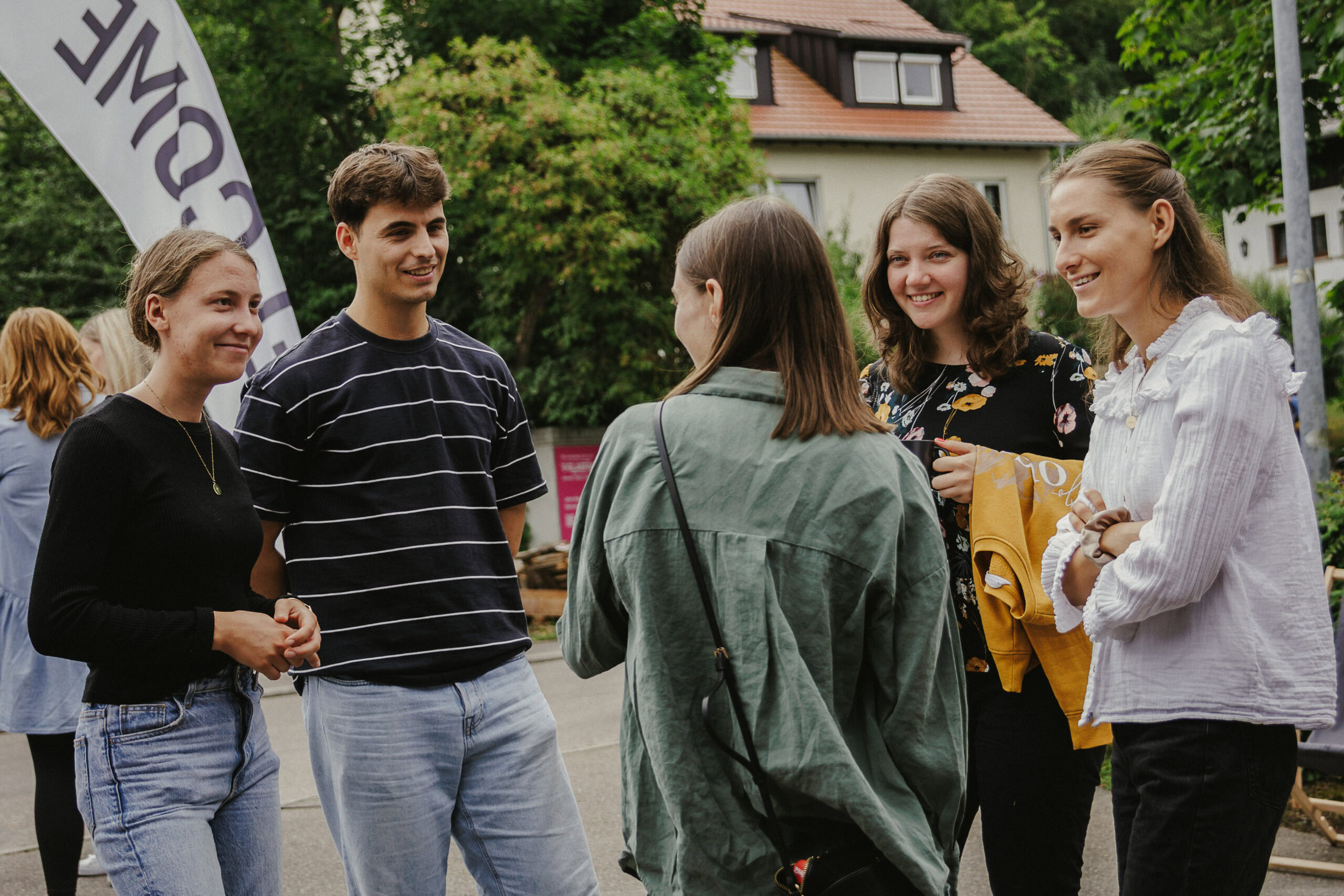 Junge Erwachsene im Gespräch bei einer Gemeinschaftsveranstaltung in Herrenberg, die den Zusammenhalt und die Verbindung innerhalb der Gemeinde fördert.