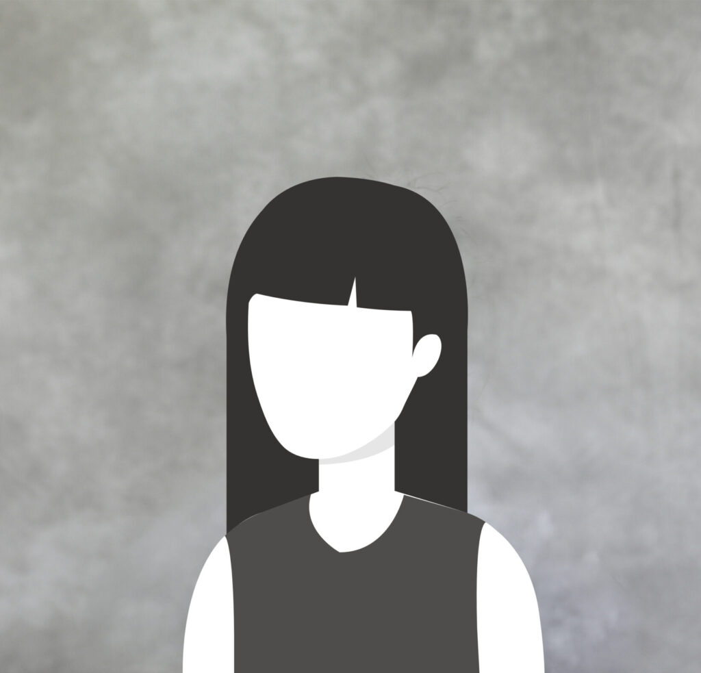 Silhouette einer Frau mit langen dunklen Haaren vor einer grauen Wand.