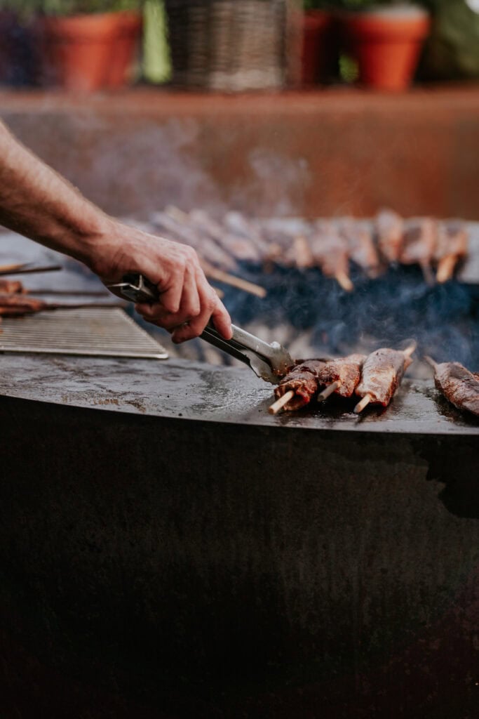 Gegrillte Fleischspieße auf offenem Grill, BBQ, Grillparty, kulinarischer Genuss, Outdoor-Küche, Grillen im Garten, BBQ-Fest, handgemachte Fleischspieße, Fleisch grillen, Sommergrill, Grillabend, Fleischliebhaber, Outdoor Küchenaktivität, Grillzubehör, BBQ-Event, Gemeinschaftsessen, festliche Atmosphäre, das Grillen, Fleischrezepte, Sommerfest, Outdoor-Events, BBQ-Kompakt, Grillkunst, Fleisch grillen im Freien, kulinarische Highlights, Grilltechnik.