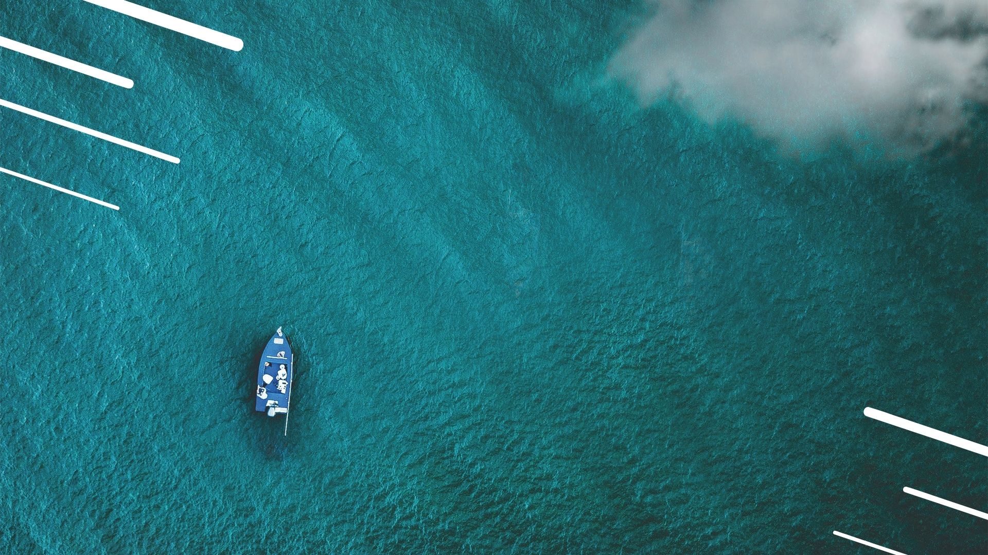 Boot auf dem Wasser mit Segelboot, Blick von oben.