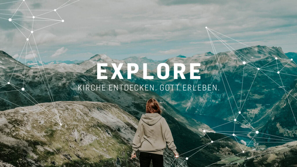 Eine Person steht auf einem Berg mit Blick auf eine Bergkette, umgeben von digitalen Netzwerklinien.