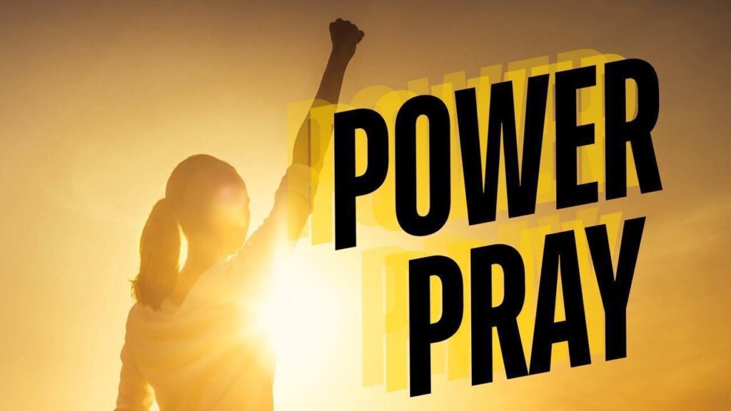 Silhouette einer Frau mit erhobener Faust vor Sonnenuntergang, Text 'Power Pray'.