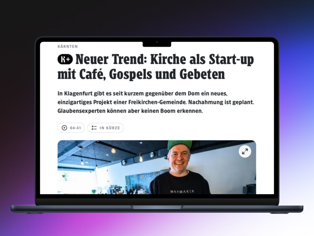 Laptop mit Artikel über Kirche als Start-up mit Café, Gospels und Gebeten.