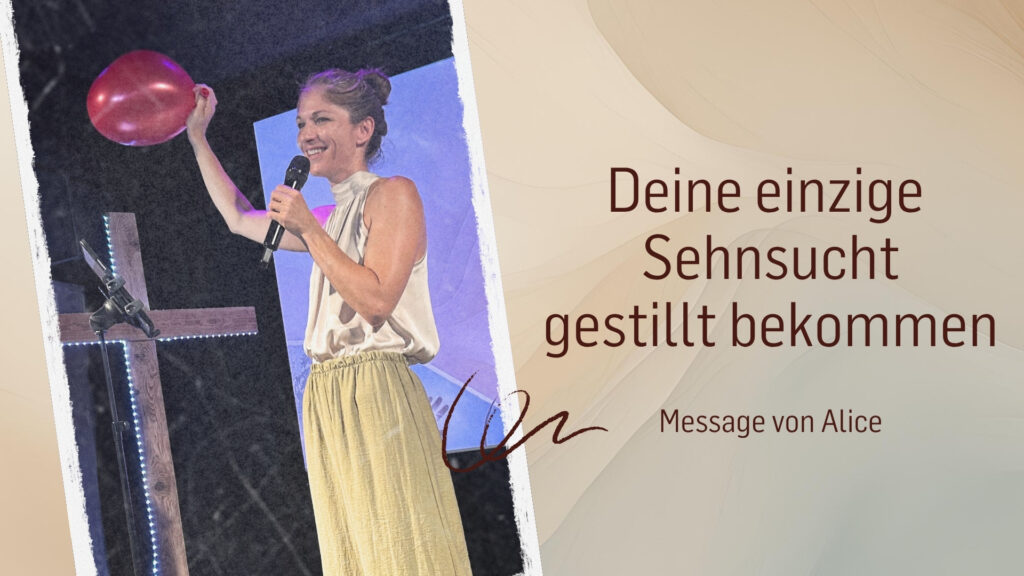Frau mit Mikrofon und Luftballon auf Bühne.
