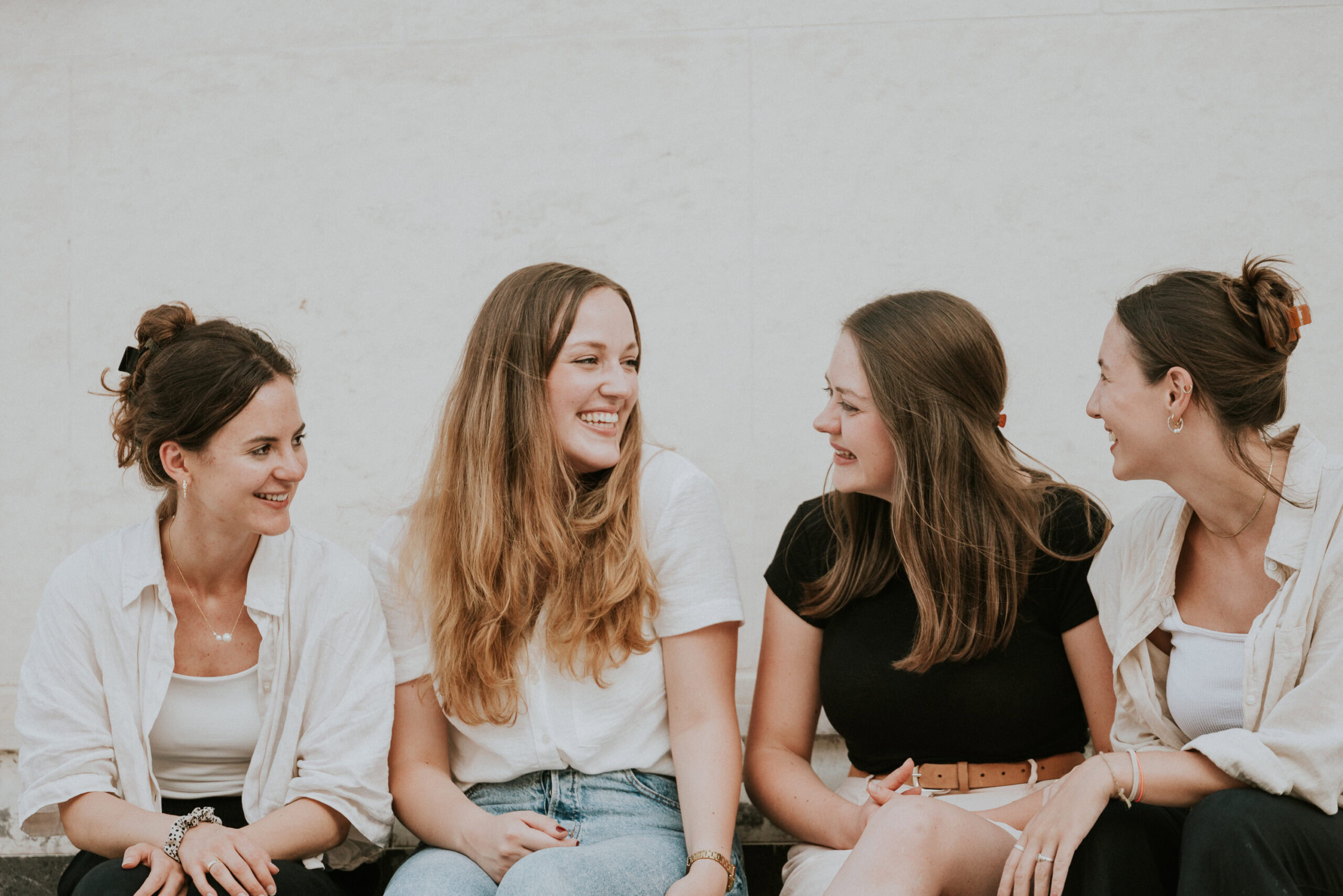 Fröhliche Frauen beim Gemeinschaftstreffen, lachen und sprechen, symbolisiert Verbundenheit und Gemeinschaft bei ICF, Fokus auf soziale Aktivitäten und freundschaftliche Beziehungen.