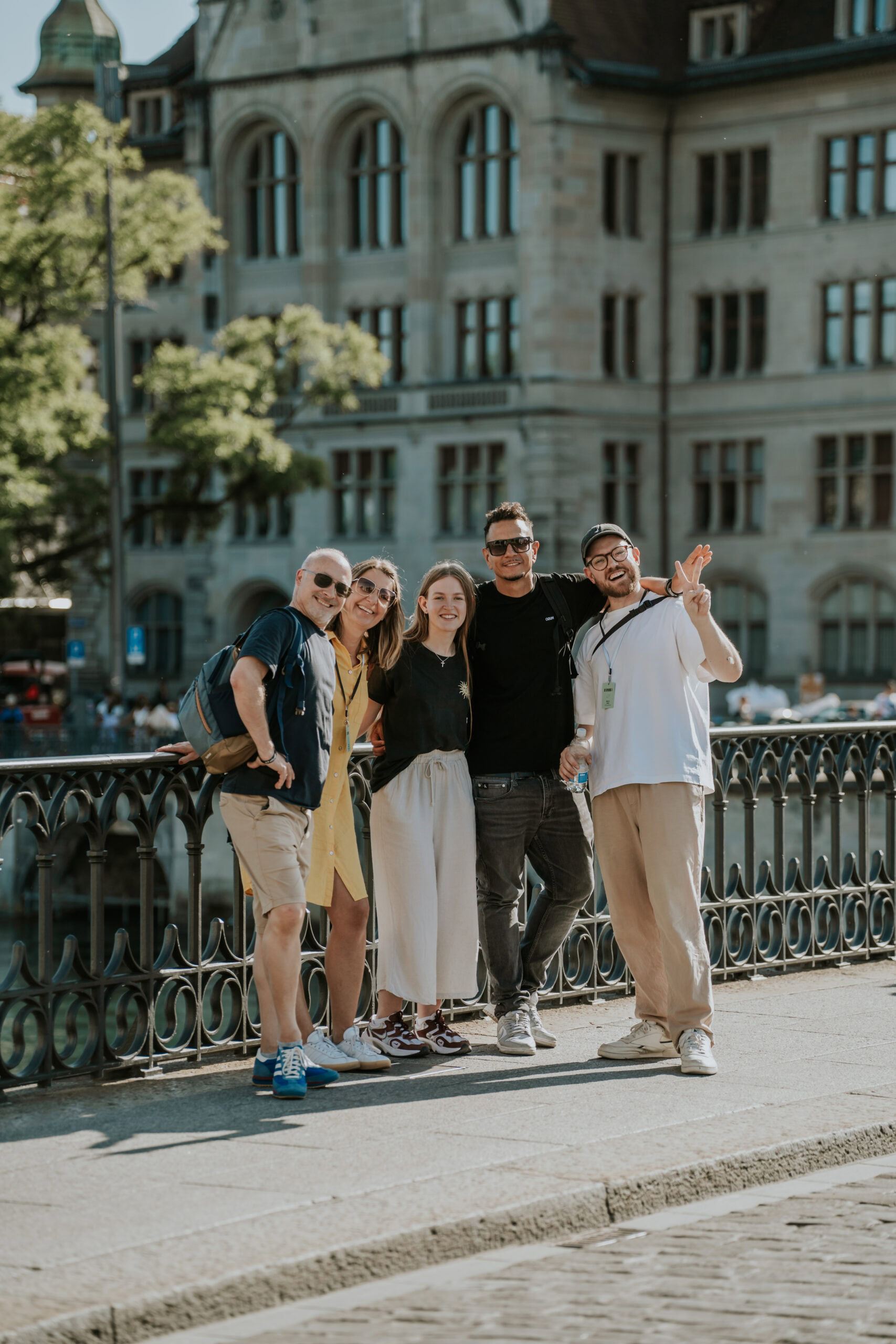 - Fröhliche Gruppe von jungen Menschen beim Sightseeing in einer Stadt mit historischen Gebäuden, perfekt für Freizeit und Reisen in Deutschland.