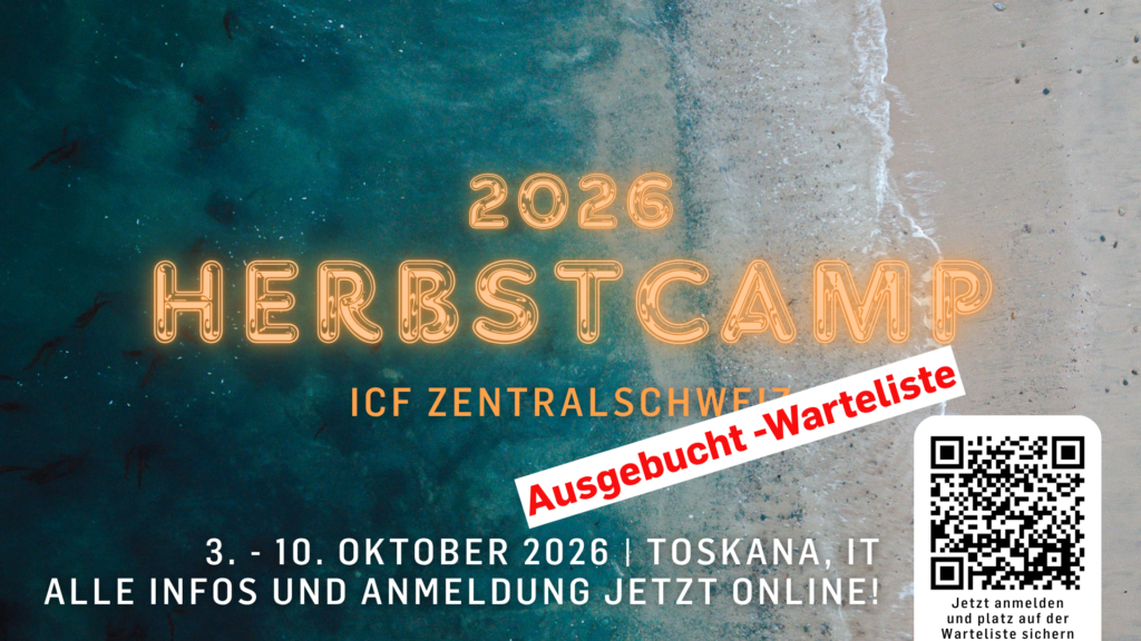 Sandstrand mit leuchtenden Buchstaben für Herbstcamp 2026.