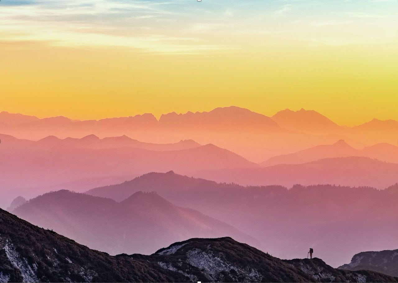 Erkunde die beeindruckende Natur mit einem Wanderer inmitten der bergigen Landschaft bei Sonnenuntergang in Mannheim, ideal für Naturliebhaber und Outdoor-Enthusiasten.